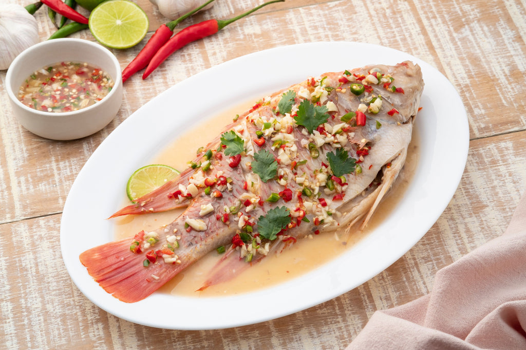 Poisson entier à la vapeur avec sauce citronnée et épicée