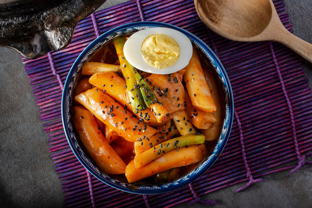 Gâteaux de riz en sauce pimentée sucrée (Tteokbokki)