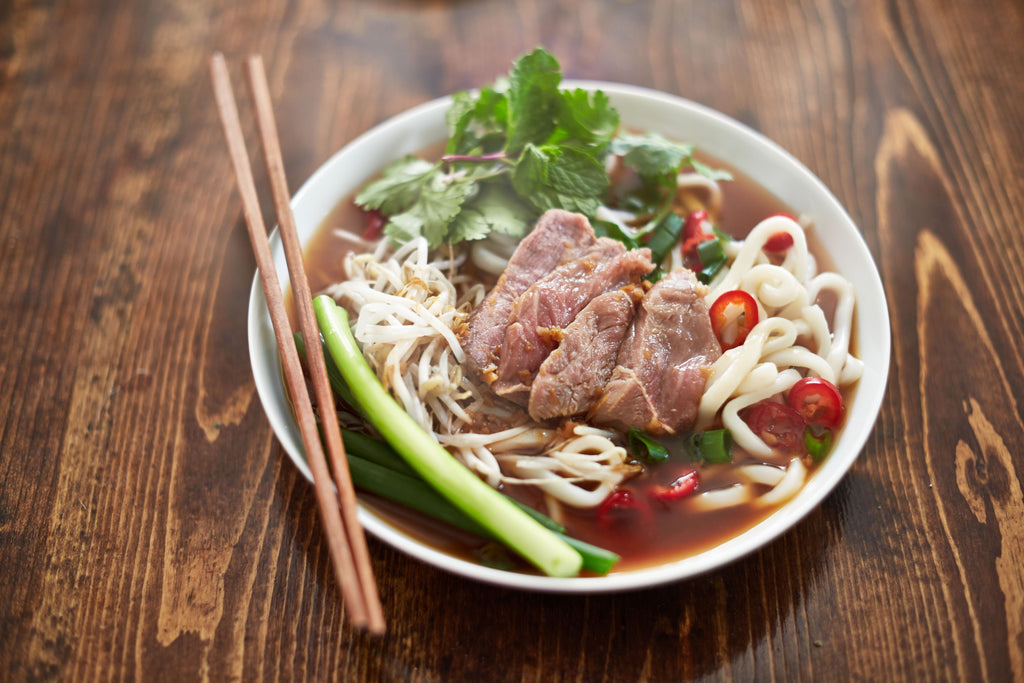 Soupe de nouilles de riz au boeuf et aux herbes (Pho)